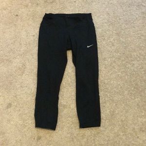 BLACK NIKE CROPPED LEGGINGS